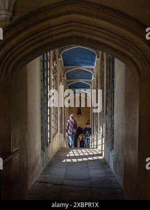 Menschen, die die Seufzerbrücke überqueren, St Johns College, Cambridge, Großbritannien Stockfoto