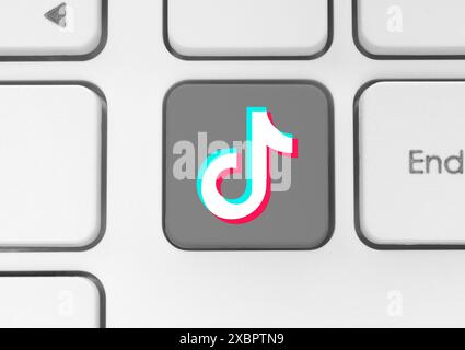 TikTok-Symboltaste auf einer weißen Computertastatur Nahaufnahme. Konzept des Arbeitsprozesses in populären Social Media-Diensten. TikTok ist ein Kurzform-Video-Hosti Stockfoto