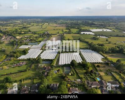 Blick von hoher Drohne auf Ackerland und Kunststofftunnel über den Weald of Kent, Blick nach Süden von oberhalb des Dorfes Chart Sutton in der Nähe von Maidstone, Kent, Großbritannien Stockfoto