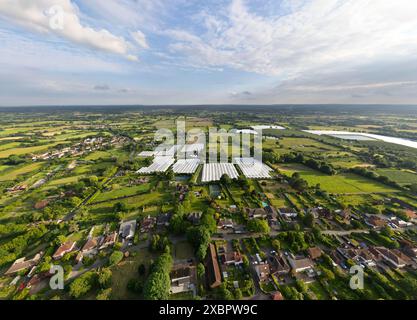 Blick von hoher Drohne auf Ackerland und Kunststofftunnel über den Weald of Kent, Blick nach Süden von oberhalb des Dorfes Chart Sutton in der Nähe von Maidstone, Kent, Großbritannien Stockfoto