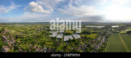 Hoher Panoramablick über die Drohne auf Ackerland und Kunststofftunnel über den Weald of Kent mit Blick nach Süden von oberhalb des Dorfes Chart Sutton in der Nähe von Maidstone Stockfoto