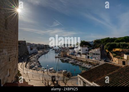 Ciutadella, Spanien - 26. Januar 2024: Blick auf das Rathaus von Ciutadella und den Hafen und das Fischerviertel mit einem Sonnenstern Stockfoto