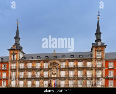 Madrid, Spanien - 6. April 2024: Blick auf das mit Fresken geschmückte Gebäude des Tourismuszentrums auf dem Plaza Mayor in Madrid Stockfoto