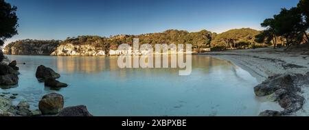 Panoramablick auf die idyllische Cala Macarella im Süden Menorcas Stockfoto