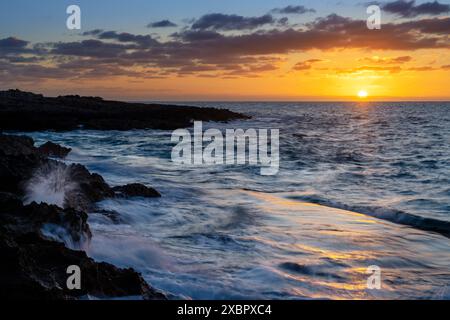 Eine Meereslandschaft bei Sonnenaufgang am Cap de ses Salines auf Mallorcas südlichstem Punkt Stockfoto