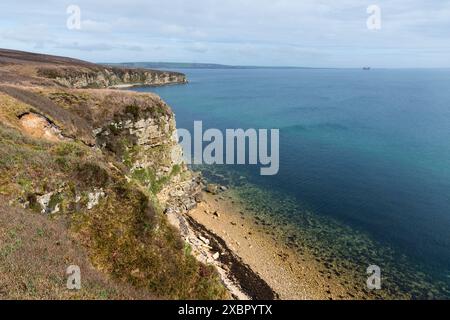 Klippen mit Blick auf Scapa Flow, in der Nähe von Waulkmill Bay, Orkney Islands, Schottland Stockfoto