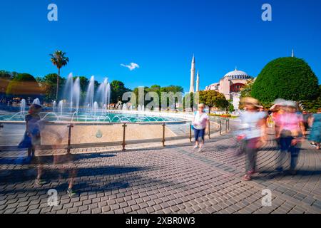 Besuchen Sie Istanbul Concept. Blick auf die Hagia Sophia mit Menschen und Teich. Istanbul Turkiye - 6.8.2024 Stockfoto
