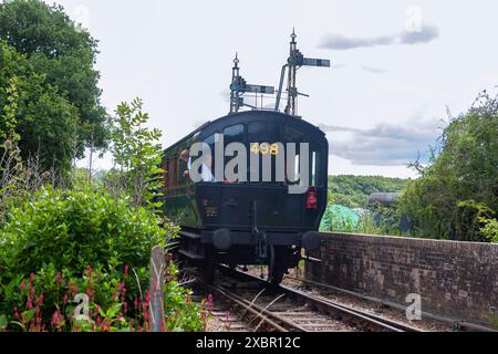 Zug mit hinterem Aussichtwagen von Havenstreet Station auf der Isle of Wight Steam Railway, Isle of Wight, England, Großbritannien Stockfoto