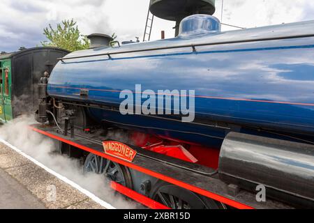 Hunslet Austerity WD192 „Waggoner“-Dampflokomotive wartet darauf, einen Zug vom Bahnhof Havenstreet, Isle of Wight Steam Railway, Isle of Wight, Vereinigtes Königreich, zu holen Stockfoto