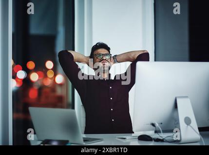 Geschäftsmann, Nacht und Stress auf den Computer durch Programmierung Burnout, Deadline oder Online-Projektfehler. Müde Webdesigner oder Programmierer mit Armen Stockfoto