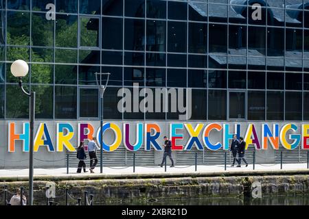 Harbour Exchange, moderne Büroflächen im Herzen des Finanzviertels Canary Wharf können am 7. Mai 2024 in London, Großbritannien, gemietet werden. Canary Wharf ist ein Gebiet in der Nähe der Isle of Dogs im London Borough of Tower Hamlets und wird von der Greater London Authority als Teil des zentralen Geschäftsviertels von London definiert. Zusammen mit der City of London ist sie eines der wichtigsten Finanzzentren im Vereinigten Königreich und der Welt und beherbergt viele Hochhäuser, darunter das dritthöchste in Großbritannien, den One Canada Square. Stockfoto