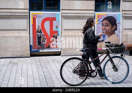 Studenten auf dem Campus der LSE London School of Economics, die am 10. Juni 2024 ein Poster der LSE Summer School in London, Großbritannien, abgelegt haben. Die London School of Economics and Political Science ist eine öffentliche Forschungsuniversität in London, England und ein konstituierendes College der Federal University of London. Die LSE hat mehr als 11.000 Studierende, von denen etwa 70 % außerhalb des Vereinigten Königreichs stammen. Stockfoto