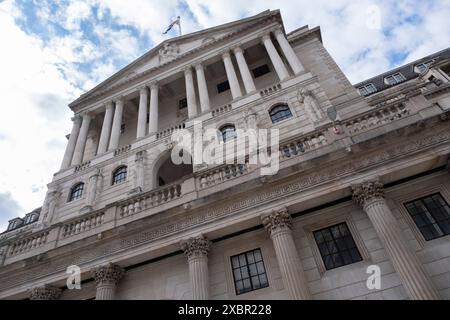 Bank of England in der City of London am 11. Juni 2024 in London, Vereinigtes Königreich. Die City of London ist eine Stadt, ein zeremonielles County und ein lokaler Regierungsbezirk, der den Hauptgeschäftsbezirk von London umfasst. Die City of London wird allgemein als „Square Mile“ bezeichnet. Stockfoto