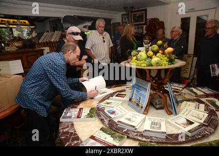 OTIRA, NEUSEELAND, 16. NOVEMBER 2023: Der Historiker Steven Wright signiert sein neuestes Buch über die Geschichte der Hotels in Otira am 16. November 2023 in Otira, Neuseeland. Stockfoto