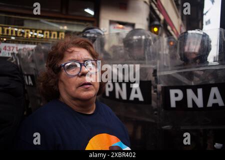 Juni 2024, Buenos Aires, Bundeshauptstadt, Argentinien: 12. Juni, 2024, Buenos Aires, Argentinien: Kampf in der Umgebung des argentinischen Nationalkongresses zwischen Demonstranten, die gegen das Basen-Gesetz protestieren, das im Senat diskutiert wurde, und der Polizei, die die Anti-Picket-Operation initiierte. Die Demonstranten haben Autos, Müllcontainer, Abfall und Trümmer in Brand gesetzt. Mehrere Menschen waren von Tränengas betroffen, darunter ältere Erwachsene und Straßenverkäufer. Es gab auch Verhaftungen. (Kreditbild: © Roberto Almeida Aveledo/ZUMA Press Wire) NUR REDAKTIONELLE VERWENDUNG! Nicht für kommerzielle ZWECKE! Stockfoto