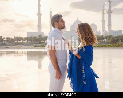 Reisen Sie in die Vereinigten Arabischen Emirate, Abu Dhabi. Arabisches Paar zu Besuch in der Großen Moschee in Abu Dhabi. Stockfoto