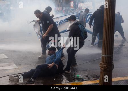 Juni 2024, Buenos Aires, Bundeshauptstadt, Argentinien: 12. Juni, 2024, Buenos Aires, Argentinien: Kampf in der Umgebung des argentinischen Nationalkongresses zwischen Demonstranten, die gegen das Basen-Gesetz protestieren, das im Senat diskutiert wurde, und der Polizei, die die Anti-Picket-Operation initiierte. Die Demonstranten haben Autos, Müllcontainer, Abfall und Trümmer in Brand gesetzt. Mehrere Menschen waren von Tränengas betroffen, darunter ältere Erwachsene und Straßenverkäufer. Es gab auch Verhaftungen. (Kreditbild: © Roberto Almeida Aveledo/ZUMA Press Wire) NUR REDAKTIONELLE VERWENDUNG! Nicht für kommerzielle ZWECKE! Stockfoto