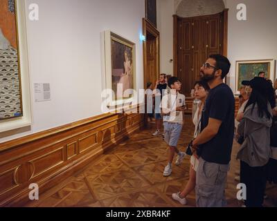 Wien, Österreich - 28. Juli 2023: museumsausstellungen von Gustav Klimt im Schloss Belvedere. Barockpalast. Besucher in den Museumsräumen des Palastes Stockfoto