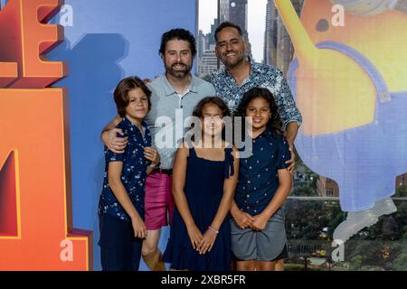 NEW YORK, NEW YORK – JUNI 09: Jose Rolon und seine Familie nehmen am 9. Juni 2024 in New York City an der „Despicable Me 4“-Premiere im Jazz im Lincoln Center Teil. (Foto: Ron Adar / SOPA Images/SIPA USA) Stockfoto