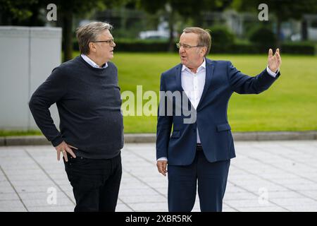 Boris Pistorius SPD, Bundesminister der Verteidigung, mit seinem Bruder Harald Pistorius. Berlin, 04.06.2024. Berlin Deutschland *** Boris Pistorius SPD , Bundesverteidigungsminister, mit seinem Bruder Harald Pistorius Berlin, 04 06 2024 Berlin Deutschland Copyright: xThomasxImoxphotothek.dex Stockfoto