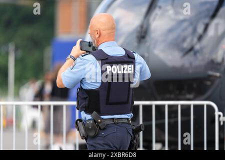 BERLIN - 07. JUNI 2024: Polizist auf dem Flugplatz. ILA Berlin Air Show. Stockfoto