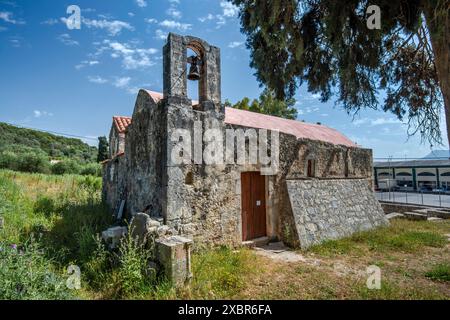 Ayios Ioannis Theologos, St. Johannes der Theologische Kirche, zwei Schiffe, 13. Jahrhundert, im Dorf Stylos, Lefka Ori Berge, nahe Hania, Kreta, Griechenland Stockfoto