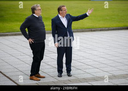 Boris Pistorius SPD, Bundesminister der Verteidigung, mit seinem Bruder Harald Pistorius. Berlin, 04.06.2024. Berlin Deutschland *** Boris Pistorius SPD , Bundesverteidigungsminister, mit seinem Bruder Harald Pistorius Berlin, 04 06 2024 Berlin Deutschland Copyright: xThomasxImoxphotothek.dex Stockfoto