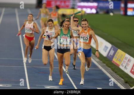 Rom, Italien. Juni 2024. Rom, Italien 12.06.2024: Lieke KLAVER, Cathelijn PEETERS, Lisanne DE WITTE, Femke BOL aus den Niederlanden gewinnen Goldmedaille beim 4 x 400 m Staffelfrauenfinale n Leichtathletik-Europameisterschaft 2024 im Olympiastadion in Rom Credit: Independent Photo Agency/Alamy Live News Stockfoto