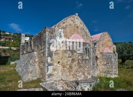 Ayios Ioannis Theologos, St. Johannes der Theologische Kirche, zwei Schiffe, 13. Jahrhundert, im Dorf Stylos, Lefka Ori Berge, nahe Hania, Kreta, Griechenland Stockfoto