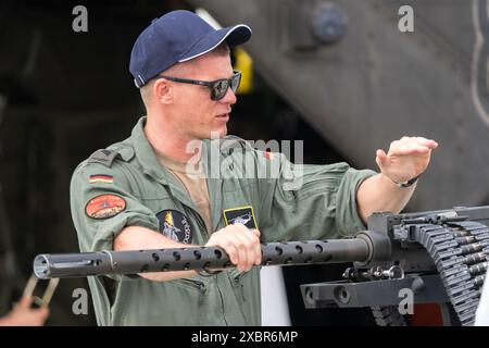 BERLIN - 07. JUNI 2024: Das Porträt eines deutschen Armeesoldaten mit GAU-21 Maschinengewehr des Hubschraubers. ILA Berlin Air Show 2024. Stockfoto