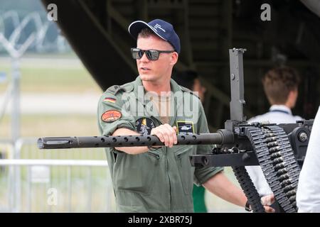 BERLIN - 07. JUNI 2024: Das Porträt eines deutschen Armeesoldaten mit GAU-21 Maschinengewehr des Hubschraubers. ILA Berlin Air Show 2024. Stockfoto