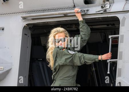 BERLIN - 07. JUNI 2024: Porträt einer schönen Bundeswehr-Offizierin. ILA Berlin Air Show. Stockfoto