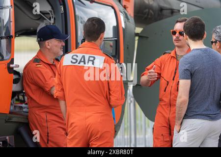 BERLIN - 07. JUNI 2024: Soldaten der SAR, Rettungsdienst der Bundeswehr (Bergung und Rettung). ILA Berlin Air Show. Stockfoto