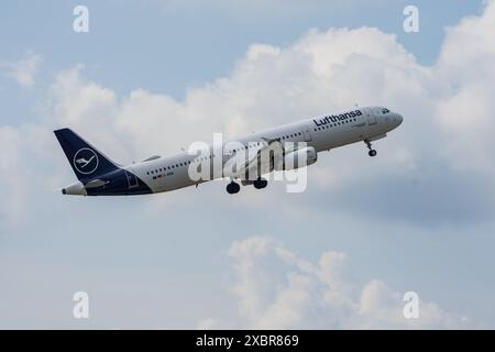 BERLIN - 07. JUNI 2024: Das Schmalraumflugzeug Airbus A321-200 der Lufthansa. Stockfoto