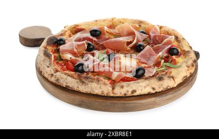 Leckere Pizza mit Räucherschinken, Oliven und Tomaten, isoliert auf weiß Stockfoto