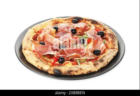 Leckere Pizza mit Räucherschinken, Oliven und Tomaten, isoliert auf weiß Stockfoto