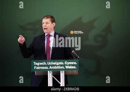 Der Cymru-Führer Rhun ap Iorwerth startet das Wahlprogramm seiner Partei in Marble Hall im Tempel des Friedens in Cardiff, Wales. Bilddatum: Donnerstag, 13. Juni 2024. Stockfoto