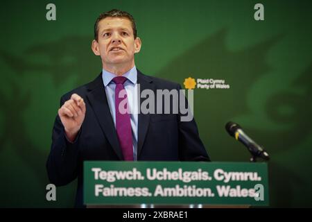 Der Cymru-Führer Rhun ap Iorwerth startet das Wahlprogramm seiner Partei in Marble Hall im Tempel des Friedens in Cardiff, Wales. Bilddatum: Donnerstag, 13. Juni 2024. Stockfoto