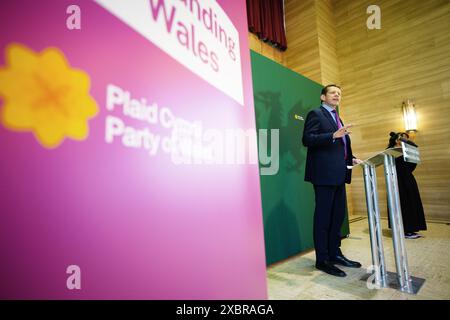 Der Cymru-Führer Rhun ap Iorwerth startet das Wahlprogramm seiner Partei in Marble Hall im Tempel des Friedens in Cardiff, Wales. Bilddatum: Donnerstag, 13. Juni 2024. Stockfoto