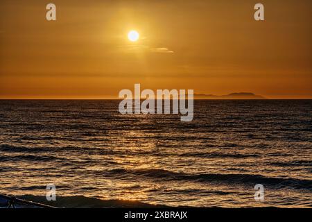 Sonnenuntergang am Strand von Roda auf Korfu Stockfoto