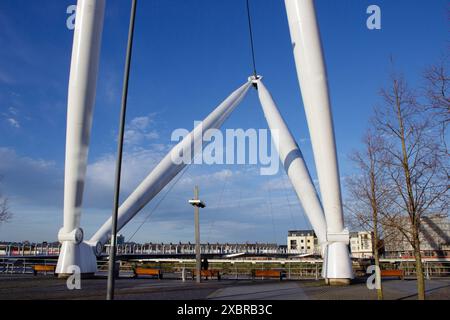 Ikonische Fußgängerbrücke über den Fluss Usk in Newport, Gwent Stockfoto