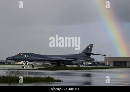 Ein B-1B Lancer der US Air Force, der der 37th Expeditionary Bomb Squadron von der Ellsworth Air Force Base in South Dakota zugewiesen wurde, parkte auf der Fluglinie bei Stockfoto