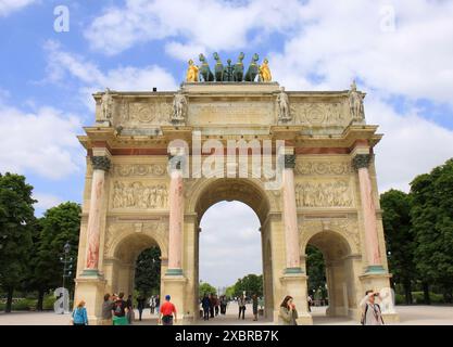 PARIS, FRANKREICH, 17. JUNI 2014: Nicht identifizierte Touristen sehen sich die Details an und machen Fotos vom Arc de triomphe du Carrousel Stockfoto