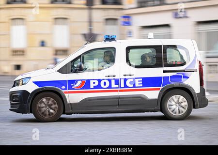 Paris, Frankreich. Juni 2024. Am 12. Juni 2024 fährt ein Polizeiauto (LKW, Kleinbus) durch die Stadt, um die Sicherheit in Paris zu gewährleisten. Französische Nationalpolizisten im Einsatz. Foto: Victor Joly/ABACAPRESS. COM Credit: Abaca Press/Alamy Live News Stockfoto