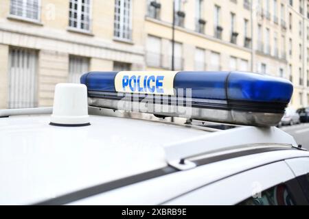 Paris, Frankreich. Juni 2024. Am 12. Juni 2024 fährt ein Polizeiauto (LKW, Kleinbus) durch die Stadt, um die Sicherheit in Paris zu gewährleisten. Französische Nationalpolizisten im Einsatz. Foto: Victor Joly/ABACAPRESS. COM Credit: Abaca Press/Alamy Live News Stockfoto