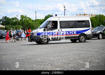 Paris, Frankreich. Juni 2024. Am 12. Juni 2024 fährt ein Polizeiauto (LKW, Kleinbus) durch die Stadt, um die Sicherheit in Paris zu gewährleisten. Französische Nationalpolizisten im Einsatz. Foto: Victor Joly/ABACAPRESS. COM Credit: Abaca Press/Alamy Live News Stockfoto