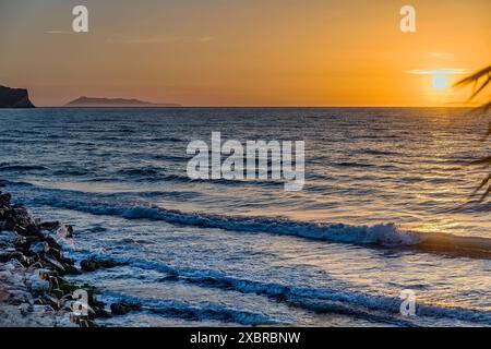 Sonnenuntergang am Strand von Roda auf Korfu Stockfoto