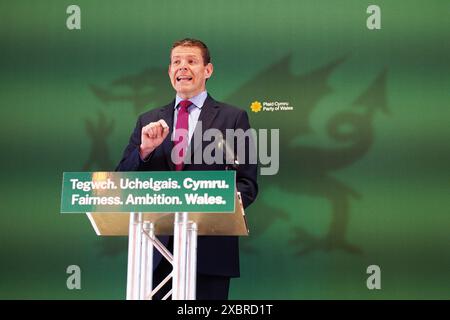 Der Cymru-Führer Rhun ap Iorwerth startet das Wahlprogramm seiner Partei in Marble Hall im Tempel des Friedens in Cardiff, Wales. Bilddatum: Donnerstag, 13. Juni 2024. Stockfoto