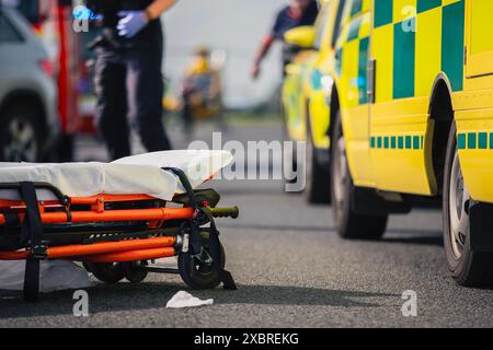 Selektiver Fokus auf Bahre gegen Ambulanzwagen des Rettungsdienstes, der Feuerwehr und des Rettungshubschraubers auf der Straße. Themen Rettung, Dringlichkeit A Stockfoto