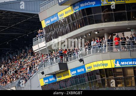 Foule, Crowd, Tribun, Tribünen, während der 24 Stunden von Le Mans, der 4. Runde der FIA-Langstrecken-Weltmeisterschaft 2024, 2024 auf dem Circuit des 24 Heures du Mans, am 12. Juni 2024 in Le Mans, Frankreich Stockfoto